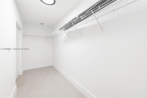 House in Miami, Florida 5 bedrooms, 260.31 sq.m. № 2073225 - photo 7
