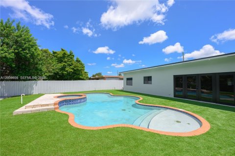 House in Miami, Florida 5 bedrooms, 260.31 sq.m. № 2073225 - photo 2
