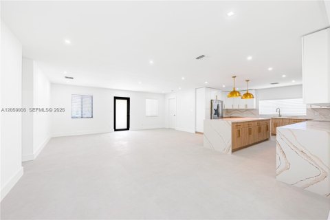 House in Miami, Florida 5 bedrooms, 260.31 sq.m. № 2073225 - photo 11
