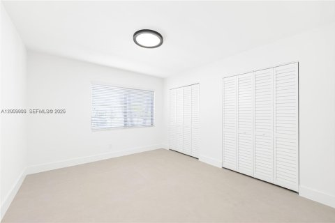 House in Miami, Florida 5 bedrooms, 260.31 sq.m. № 2073225 - photo 26