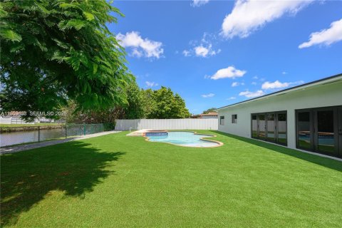 House in Miami, Florida 5 bedrooms, 260.31 sq.m. № 2073225 - photo 20