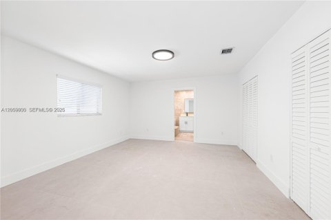 House in Miami, Florida 5 bedrooms, 260.31 sq.m. № 2073225 - photo 15