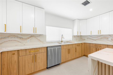 House in Miami, Florida 5 bedrooms, 260.31 sq.m. № 2073225 - photo 8
