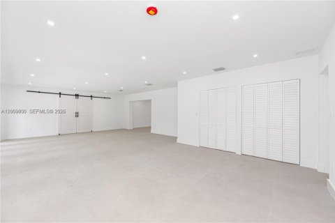 House in Miami, Florida 5 bedrooms, 260.31 sq.m. № 2073225 - photo 14