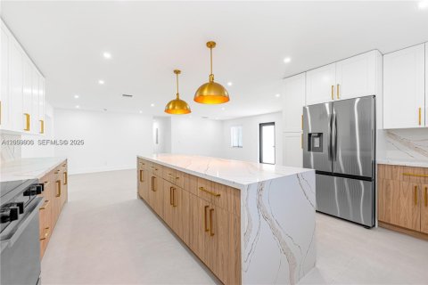 House in Miami, Florida 5 bedrooms, 260.31 sq.m. № 2073225 - photo 9