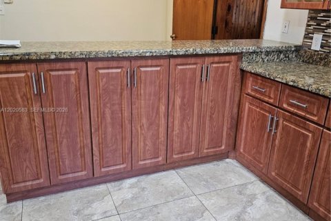 Купить виллу или дом в Майами-Гарденс, Флорида 3 спальни, 221.57м2, № 2246520 - фото 7