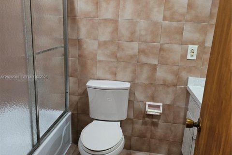 Купить виллу или дом в Майами-Гарденс, Флорида 3 спальни, 221.57м2, № 2246520 - фото 16