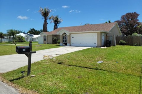 House in Port St. Lucie, Florida 4 bedrooms, 163.69 sq.m. № 2083254 - photo 2