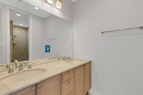 Townhouse in Sarasota, Florida 2 bedrooms, 212.75 sq.m. № 2220544 - photo 21