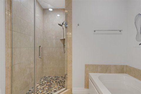 Townhouse in Sarasota, Florida 2 bedrooms, 212.75 sq.m. № 2220544 - photo 22
