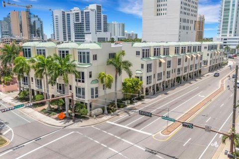 Townhouse in Sarasota, Florida 2 bedrooms, 212.75 sq.m. № 2220544 - photo 2