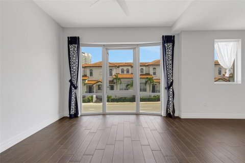 Townhouse in Sarasota, Florida 2 bedrooms, 212.75 sq.m. № 2220544 - photo 11