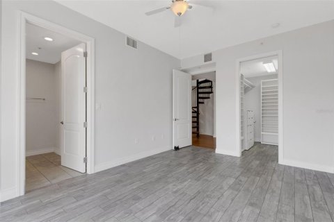 Townhouse in Sarasota, Florida 2 bedrooms, 212.75 sq.m. № 2220544 - photo 20