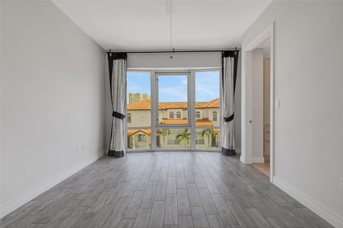 Townhouse in Sarasota, Florida 2 bedrooms, 212.75 sq.m. № 2220544 - photo 17