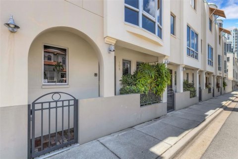 Townhouse in Sarasota, Florida 2 bedrooms, 212.75 sq.m. № 2220544 - photo 4