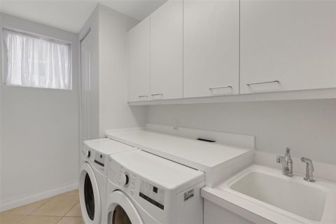 Townhouse in Sarasota, Florida 2 bedrooms, 212.75 sq.m. № 2220544 - photo 14