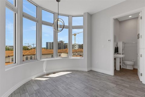 Townhouse in Sarasota, Florida 2 bedrooms, 212.75 sq.m. № 2220544 - photo 30