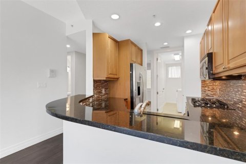 Townhouse in Sarasota, Florida 2 bedrooms, 212.75 sq.m. № 2220544 - photo 13