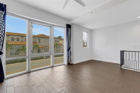 Townhouse in Sarasota, Florida 2 bedrooms, 212.75 sq.m. № 2220544 - photo 9