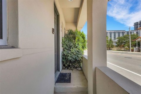 Townhouse in Sarasota, Florida 2 bedrooms, 212.75 sq.m. № 2220544 - photo 5