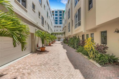 Townhouse in Sarasota, Florida 2 bedrooms, 212.75 sq.m. № 2220544 - photo 3