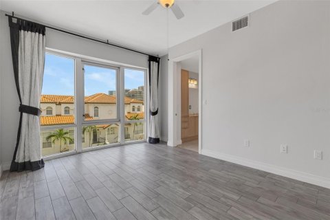 Townhouse in Sarasota, Florida 2 bedrooms, 212.75 sq.m. № 2220544 - photo 19