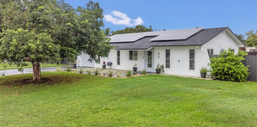 House in Homestead, Florida 4 bedrooms, 151.24 sq.m. № 1948447
