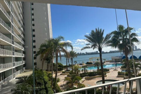 Condo in North Bay Village, Florida, 2 bedrooms  № 1708772 - photo 1