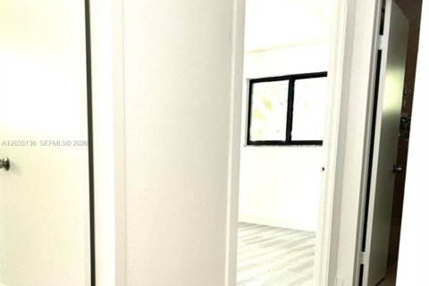 Townhouse in Coral Gables, Florida 3 bedrooms № 2153689 - photo 5
