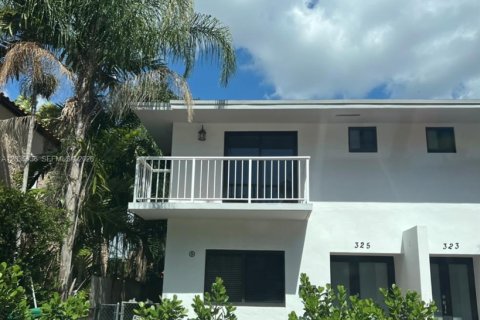 Townhouse in Coral Gables, Florida 3 bedrooms № 2153689