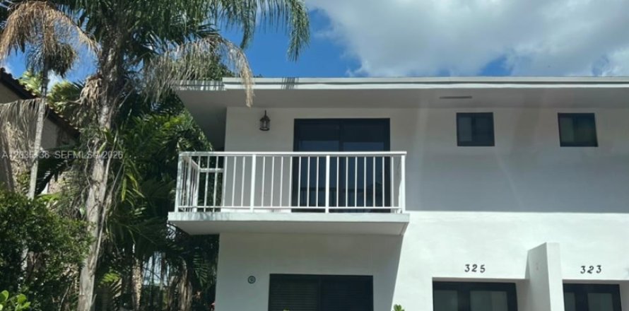 Townhouse in Coral Gables, Florida 3 bedrooms № 2153689