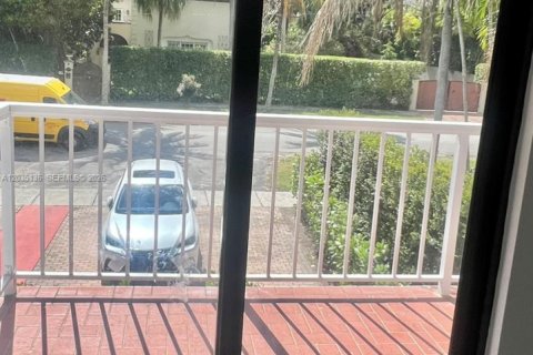 Townhouse in Coral Gables, Florida 3 bedrooms № 2153689 - photo 12