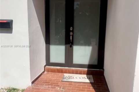 Townhouse in Coral Gables, Florida 3 bedrooms № 2153689 - photo 3