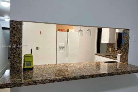 Townhouse in Coral Gables, Florida 3 bedrooms № 2153689 - photo 16