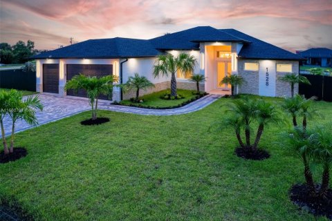 House in Cape Coral, Florida 4 bedrooms, 273.13 sq.m. № 1702935 - photo 7