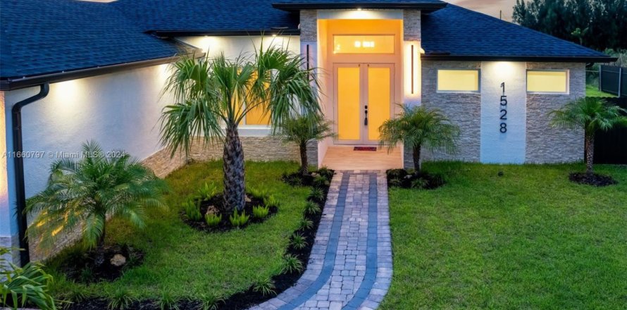 House in Cape Coral, Florida 4 bedrooms, 273.13 sq.m. № 1702935