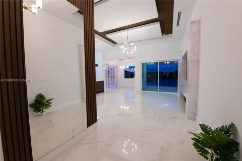 House in Cape Coral, Florida 4 bedrooms, 273.13 sq.m. № 1702935 - photo 8