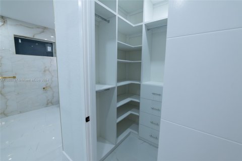 House in Cape Coral, Florida 4 bedrooms, 273.13 sq.m. № 1702935 - photo 23