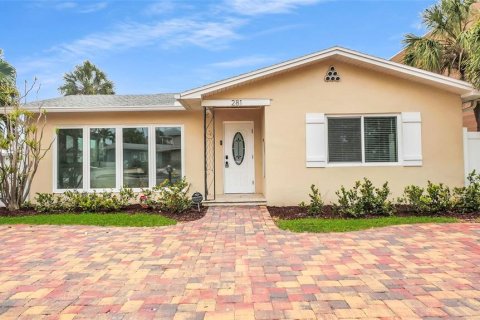 House in Saint Pete Beach, Florida 2 bedrooms, 104.42 sq.m. № 1684806 - photo 2