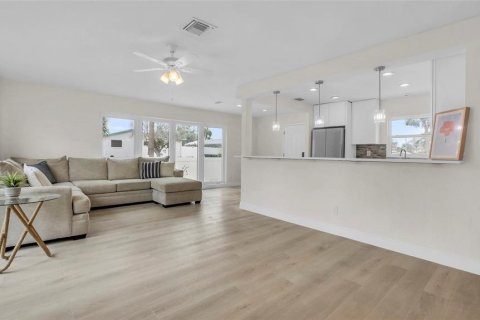 House in Saint Pete Beach, Florida 2 bedrooms, 104.42 sq.m. № 1684806 - photo 3