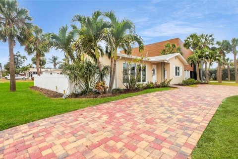 House in Saint Pete Beach, Florida 2 bedrooms, 104.42 sq.m. № 1684806 - photo 1