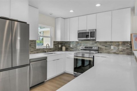 House in Saint Pete Beach, Florida 2 bedrooms, 104.42 sq.m. № 1684806 - photo 8