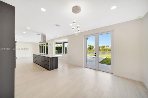 House in Weston, Florida 4 bedrooms, 253.62 sq.m. № 1990258 - photo 8