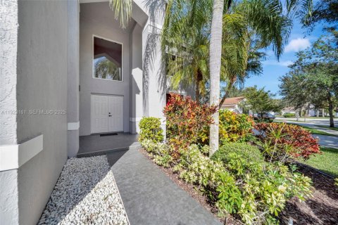 House in Weston, Florida 4 bedrooms, 253.62 sq.m. № 1990258 - photo 3