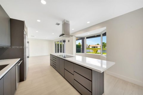 House in Weston, Florida 4 bedrooms, 253.62 sq.m. № 1990258 - photo 12