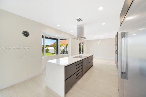 House in Weston, Florida 4 bedrooms, 253.62 sq.m. № 1990258 - photo 14