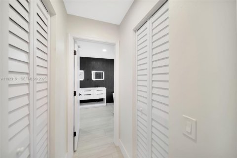 House in Weston, Florida 4 bedrooms, 253.62 sq.m. № 1990258 - photo 25