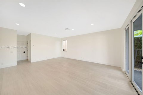 House in Weston, Florida 4 bedrooms, 253.62 sq.m. № 1990258 - photo 16