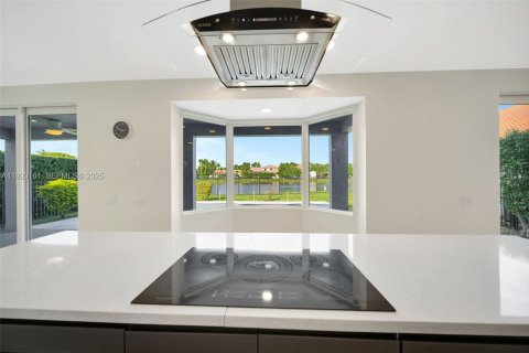 House in Weston, Florida 4 bedrooms, 253.62 sq.m. № 1990258 - photo 13