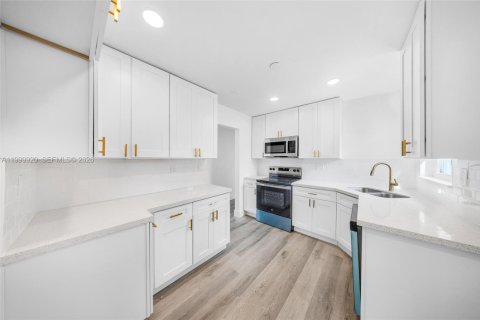 Купить виллу или дом в Майами-Гарденс, Флорида 3 спальни, 130.43м2, № 2067504 - фото 10